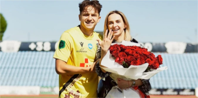 Український футболіст зробив пропозицію своїй коханій прямо після матчу на полі (+ВІДЕО)
