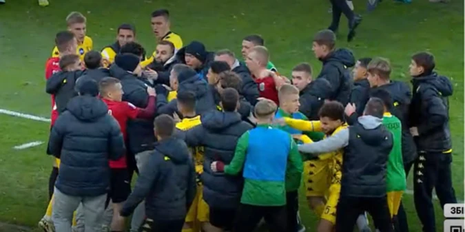 Матч Карпат та Руху завершився масовою бійкою (+ВІДЕО)