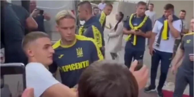 Мудрик брутально відповів фанату після слів, що Лондон "червоний"