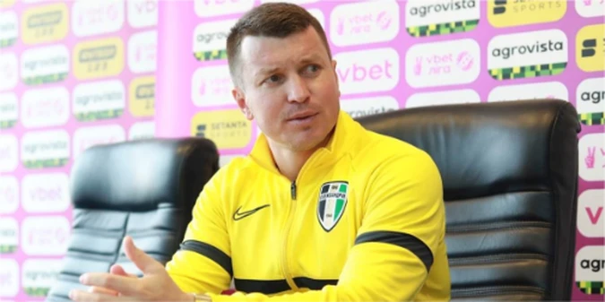 Облили шампанським на інтерв'ю та присвятили пісню: як футболісти Олександрії привітали Ротаня зі срібними медалями УПЛ (+ВІДЕО)