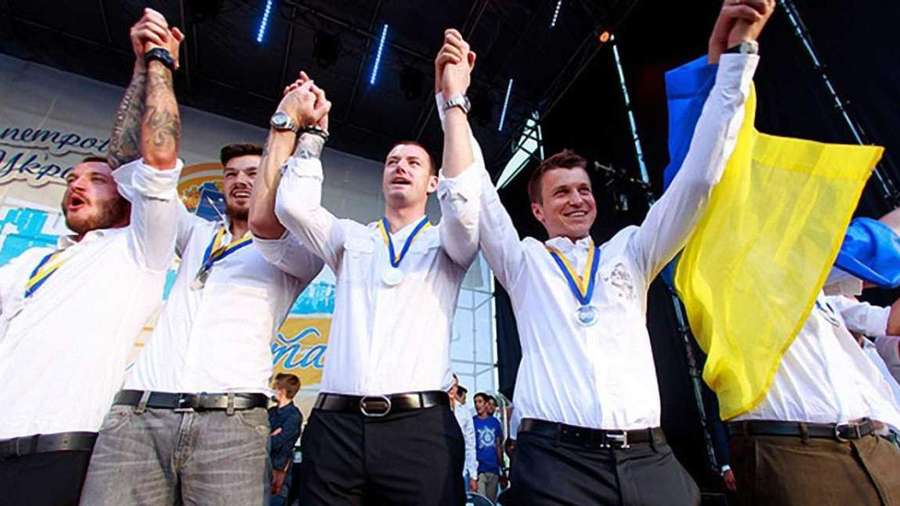Гравці Дніпра на врученні срібних нагород УПЛ сезону 2013/2014