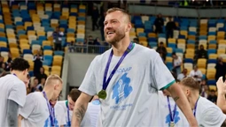 Ярмоленко здивував вибором місця для фотосесії із завойованим Кубком України (+ФОТО)