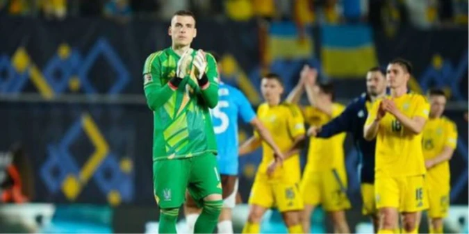 Лунін провів вечір не за футболом: чим займався воротар Реала під час принизливого матчу України