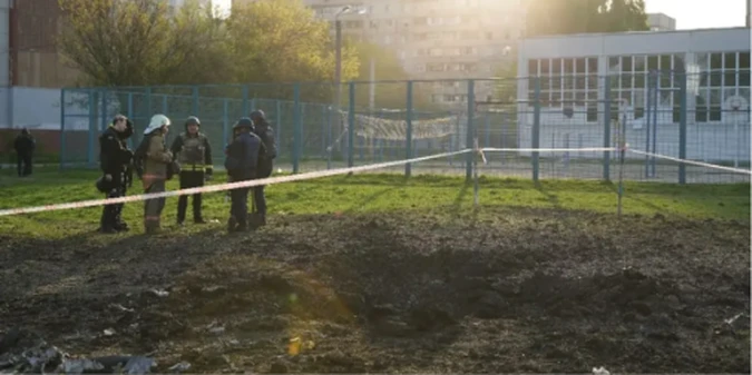 Футбольне поле у Харкові зруйноване через ракетний удар (+ФОТО)
