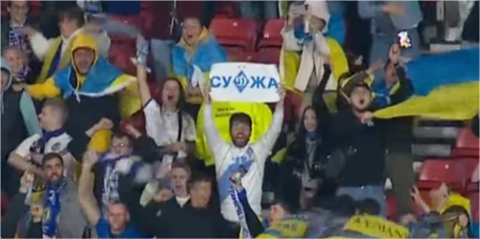 Українські фани підняли плакат із написом «Суджа» на матчі Рейнджерс - Динамо (+ФОТО)