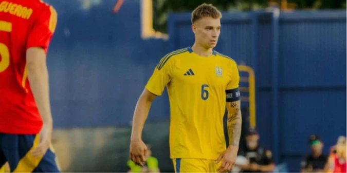 Бражка привезла на Євро розкішна блондинка - ніжний поцілунок потрапив у кадр (+ФОТО)