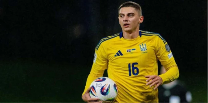Скандал після перемоги: Миколенко штовхнув фаната, який вибіг на поле (+ВІДЕО)