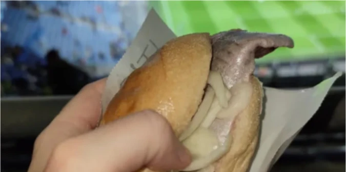 🐟 Вболівальники обурені продажем рибних бутербродів на стадіоні футбольного клубу