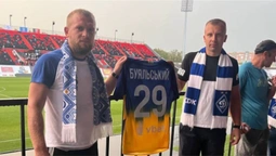 Учитель із Волині їздить на всі матчі Динамо, а в Рівному отримав подарунок від Буяльського (+ВІДЕО)