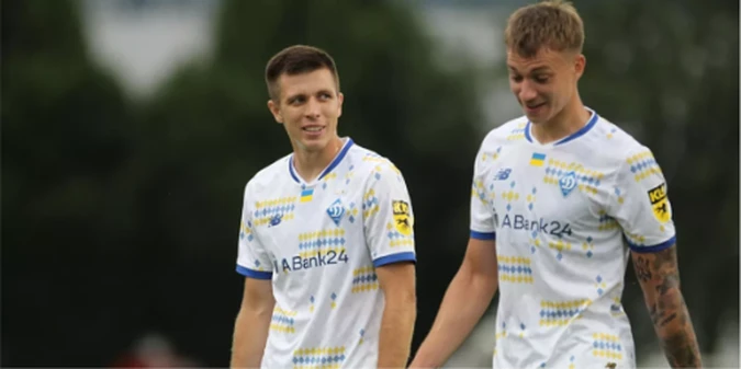 Фанат заліз на дерево, щоб подивитися матч Оболонь —  Динамо Київ (+ФОТО)