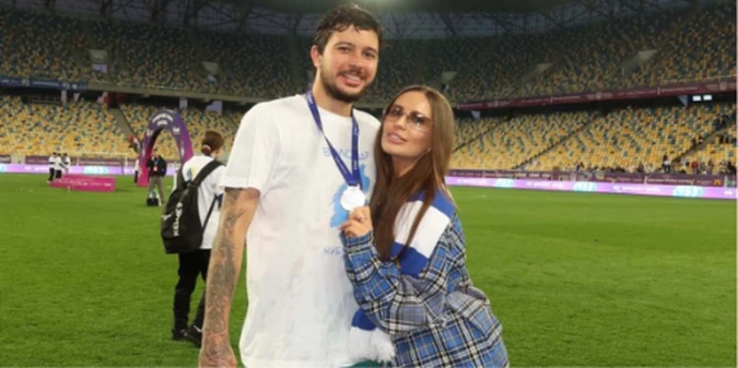 Обраниця зірки Динамо показала гарячі кадри з відпочинку на узбережжі океану (+ФОТО)