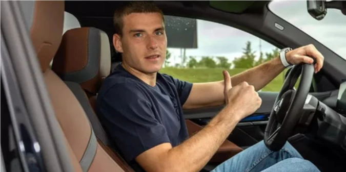 Скільки коштує авто Луніна? В мережу потрапило відео з автопарком футболістів Реала (+ВІДЕО)