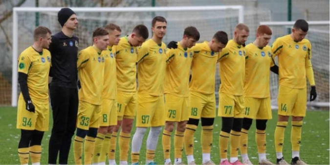 Українського футболіста забрала швидка просто посеред матчу (+ВІДЕО)