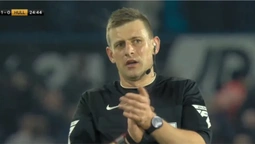 Арбітр зупинив матч Лідс - Халл, щоб вшанувати пам'ять уболівальників (+ВІДЕО)