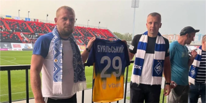 Учитель із Волині їздить на всі матчі Динамо, а в Рівному отримав подарунок від Буяльського (+ВІДЕО)
