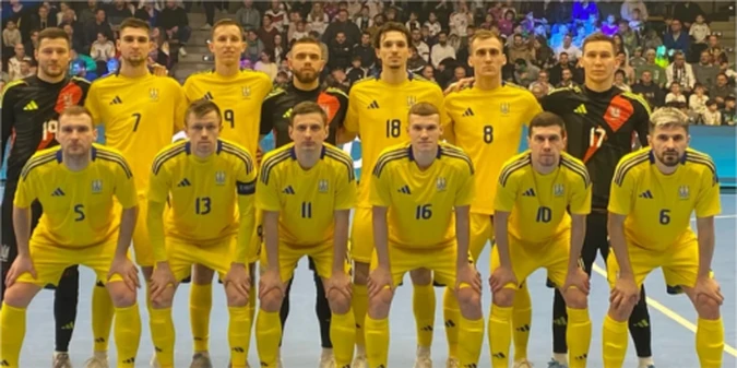 Плюнули на заборону УЄФА: збірна України зупинила гру заради хвилини мовчання (+ВІДЕО)