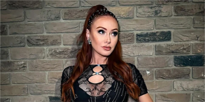 🌷 Гламурна ведуча BBC та фанатка Манчестер Сіті Elz the Witch у відвертому образі
