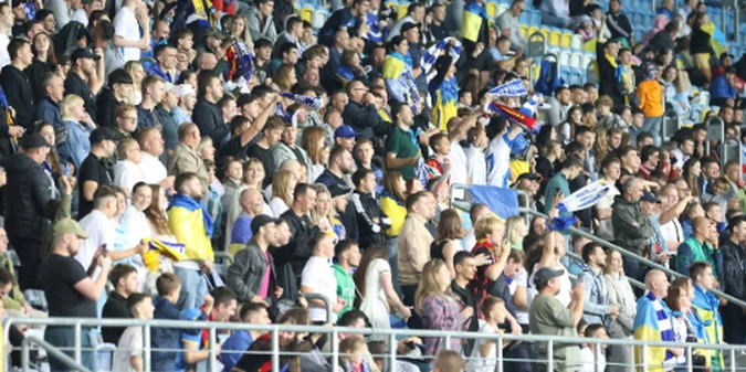 Пам'ять сильніша за футбол: потужний банер про Оленівку на матчі Динамо сколихнув Польщу (+ФОТО)