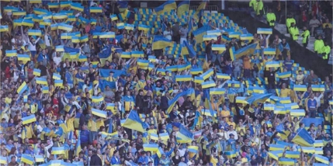 Підтримка на найвищому рівні: фанати європейського клубу вивісили прапор України на матчі Ліги чемпіонів (+ФОТО)