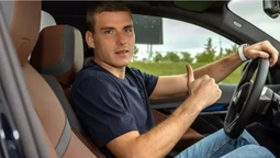 Скільки коштує авто Луніна? В мережу потрапило відео з автопарком футболістів Реала (+ВІДЕО)