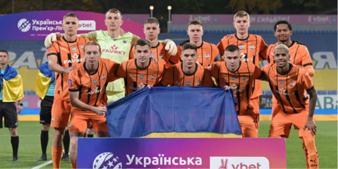 Шахтар залишився в меншості у матчі проти Динамо: Півзахисник «гірників» отримав пряму червону (+ВІДЕО)