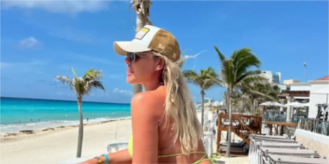Кохана ексзахисника збірної України красиво позує на пляжі (+ФОТО)