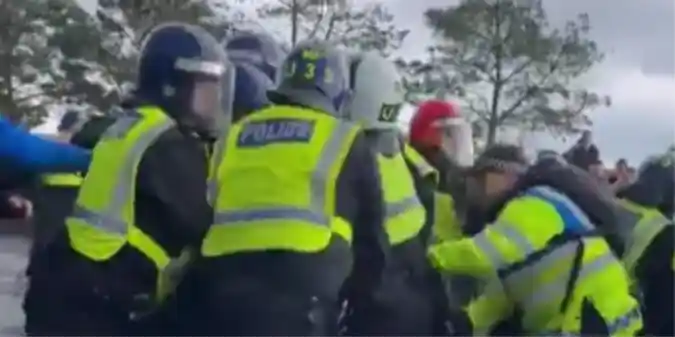 Фанати Арсенала та Тоттенгема влаштували жорстоку бійку з поліцією після матчу (+ВІДЕО)