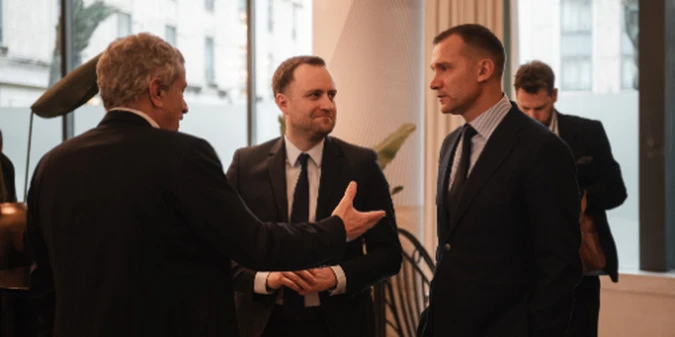 Шевченко: Працюємо в Парижі на конгресі УЕФА, провели зустрічі з Німеччиною та Італією