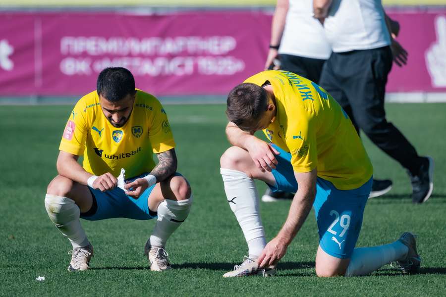 Гравці Металіста 1925 після поразки від Вереса (1-3) і вильоту з УПЛ