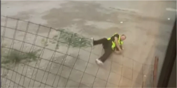 Шокуюче відео! Охоронець Олімпіакоса був збитий автобусом фанатів Вест Гема