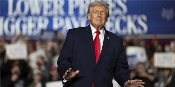 Трамп повісив у Білому домі свої спільні фотографії з Путіним і Роналду (+ФОТО)