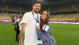 Обраниця зірки Динамо показала гарячі кадри з відпочинку на узбережжі океану (+ФОТО)