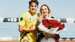 Український футболіст зробив пропозицію своїй коханій прямо після матчу на полі (+ВІДЕО)