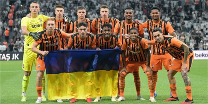 Бондар допоміг футболісту Бешикташу роздягтися після матчу – курйоз у Лізі Європи (+ФОТО)