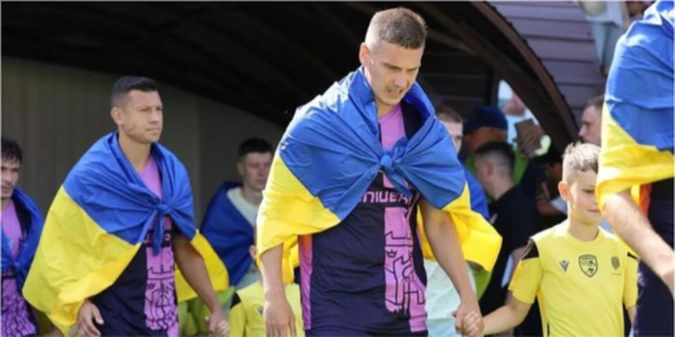 Колишній футболіст Динамо натякнув на незаконний виїзд з України