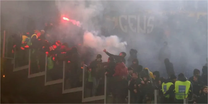 Фанати Роми та Лаціо влаштували сутички біля Олімпійського стадіону (+ВІДЕО)