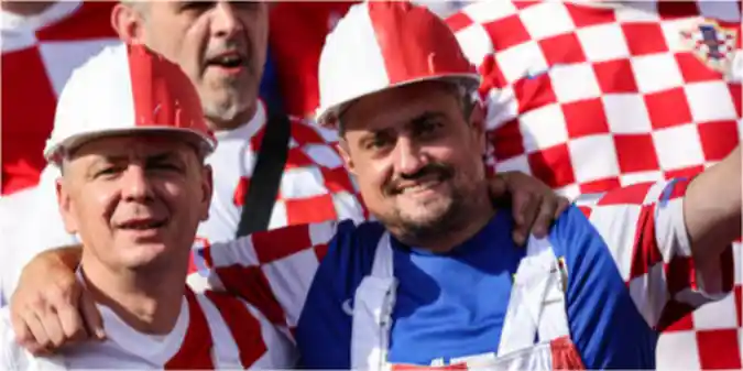 Хорватські фанати провели марш із прапором України (+ВІДЕО)