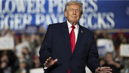 Трамп повісив у Білому домі свої спільні фотографії з Путіним і Роналду (+ФОТО)