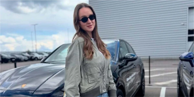 Блиск чемпіонства: дружина динамівця красується біля елітного Porsche (+ФОТО)