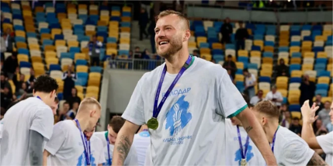 Ярмоленко здивував вибором місця для фотосесії із завойованим Кубком України (+ФОТО)