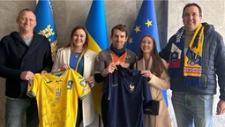 Вболівальник збірної Франції проїхав на велосипеді 2000 км, щоб допомогти українському ліцею