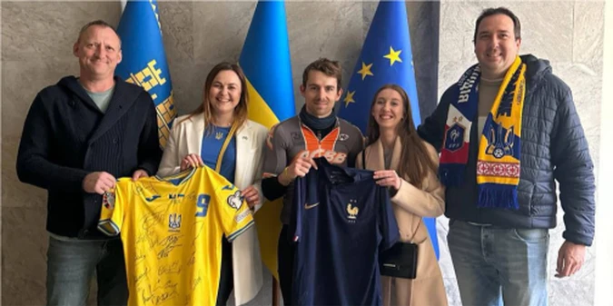 Вболівальник збірної Франції проїхав на велосипеді 2000 км, щоб допомогти українському ліцею