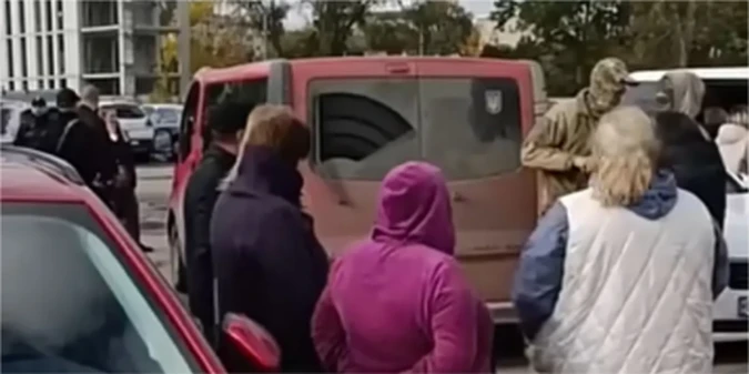 Ексгравця збірної України добу блокували в авто: розкрито нові деталі скандалу (+ВІДЕО)