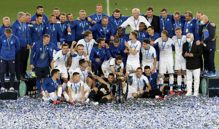 Гравці Динамо з Кубком України після перемоги над Ворсклою у сезоні 2019/2020