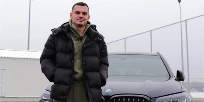 Український футболіст похизувався коштовним автомобілем (+ВІДЕО)