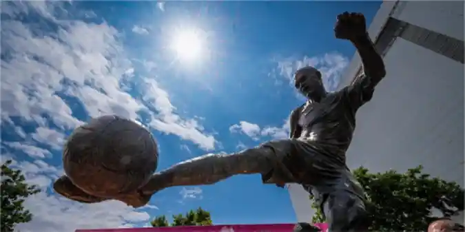 Легендарному гравцю Барселони встановили статую (+ФОТО)