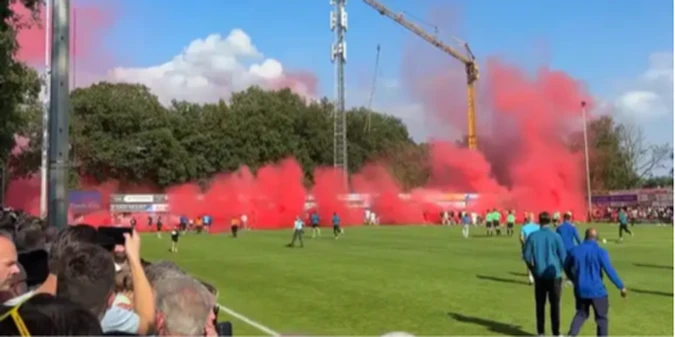 Під час матчу величезний банер обвалився на вблівальників (+ВІДЕО)