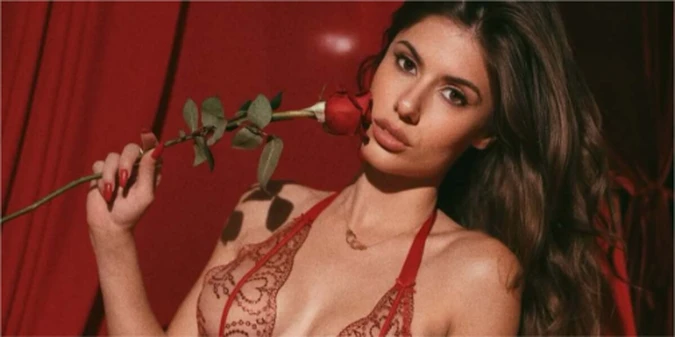Оголена фанатка Інтера вразила пікантною фотосесією (+ВІДЕО)
