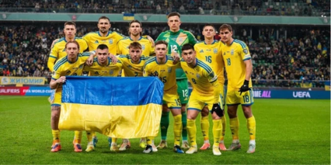 До мурашок: фанати України вшанували загиблих героїв перед матчем (+ФОТО)