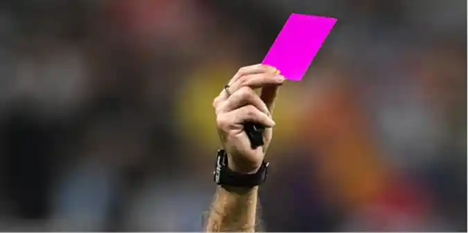 Нове футбольне правило: До жовтої та червоної картки додалася рожева